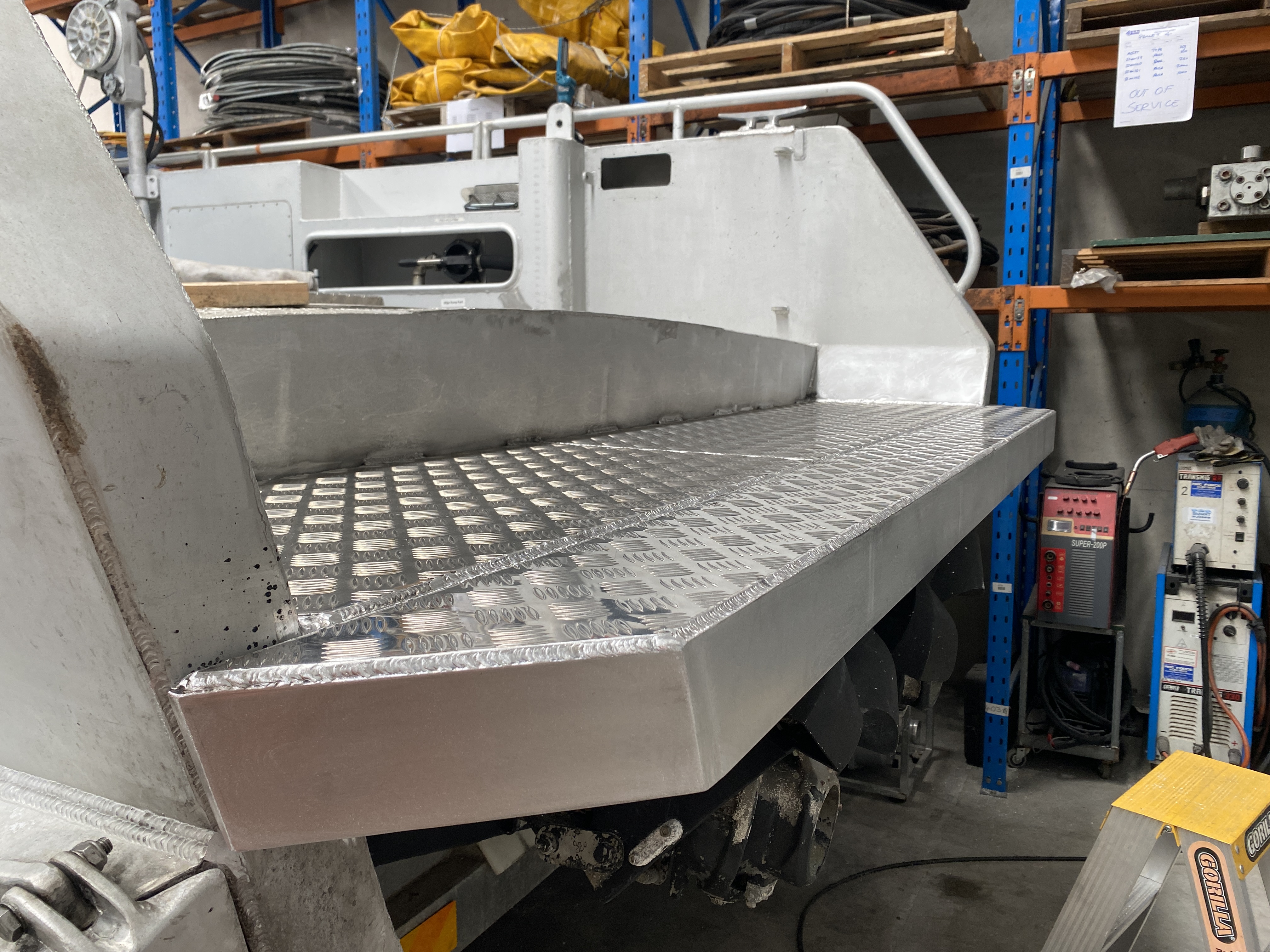 Aluminium checker-plate stern platform with clean weld detail